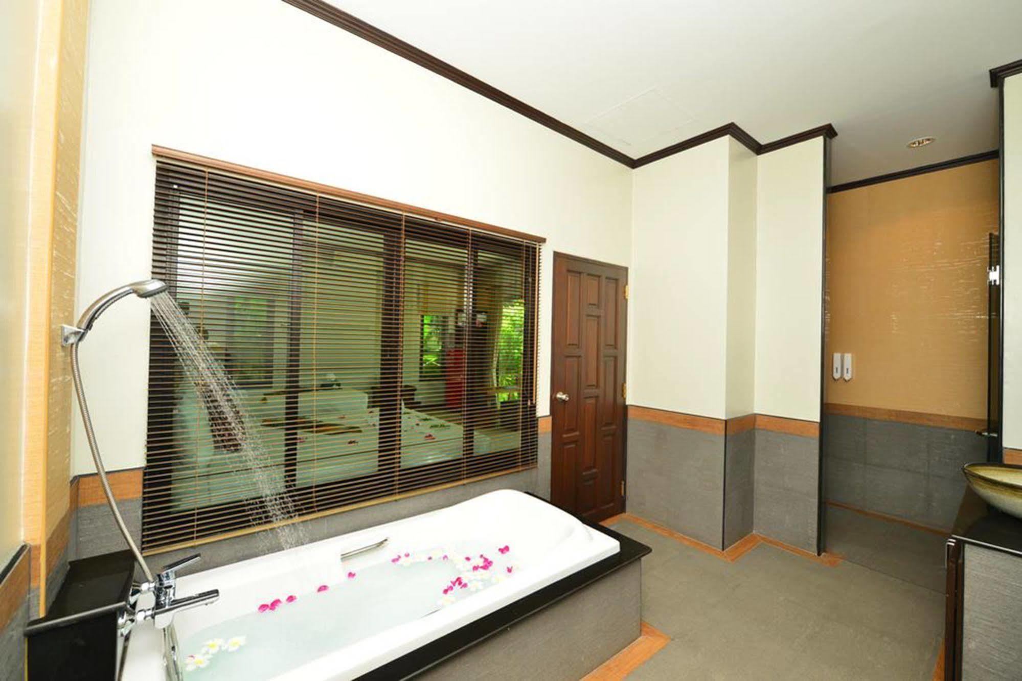 Naiharn Garden Villa Phuket Exterior photo
